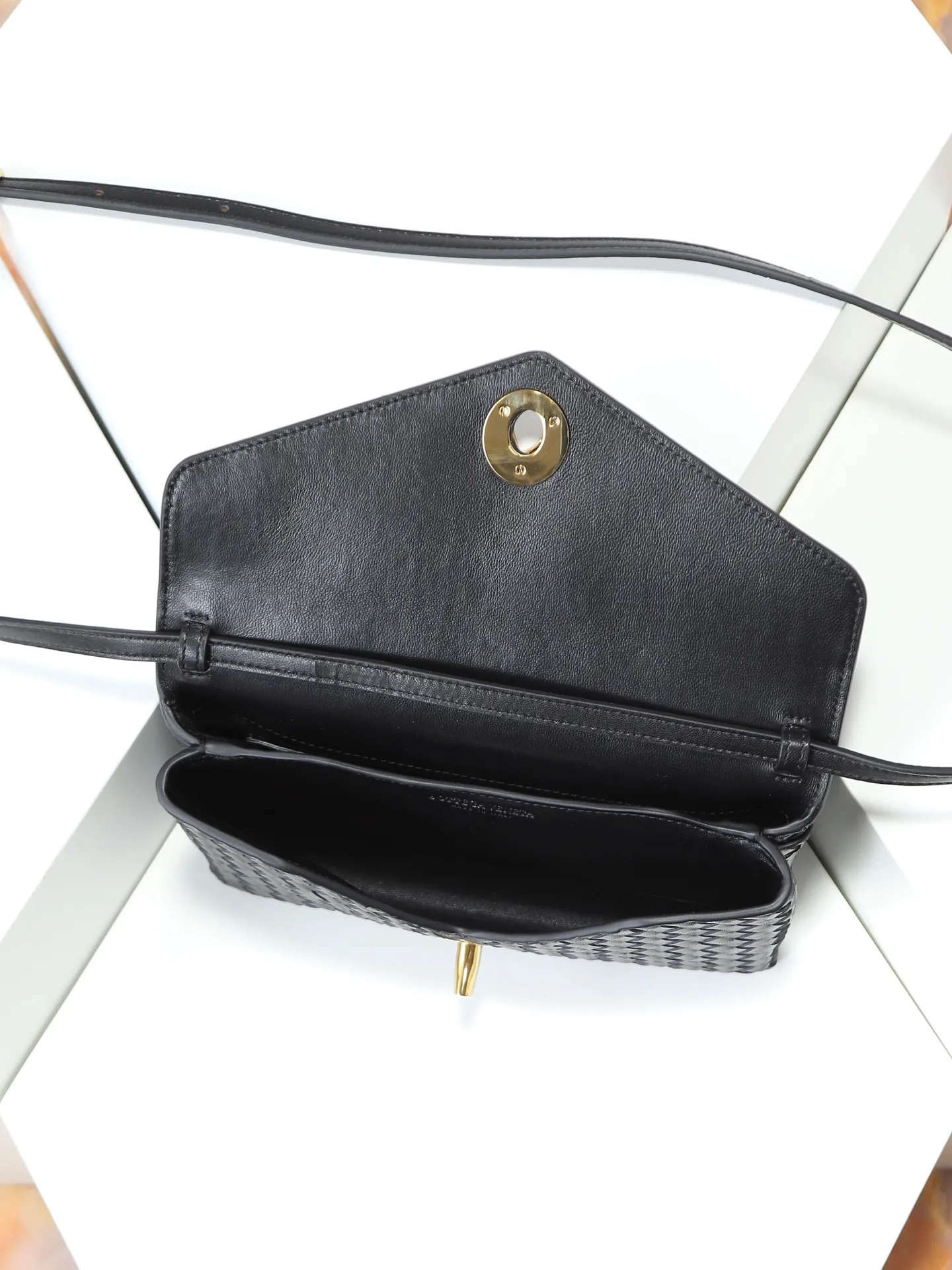 980 BV's new early spring Knot Lock series of new bags are now on the market! The entire bag shape is presented with 10mm Intrecciato weaving technology, and is equipped with Knot x3 rotating buttons! There are compartments and multiple card slots inside! It is a versatile commuter bag that can be used in various occasions. It has multiple carrying methods, and the shoulder strap is also detachable, such as hand-held, shoulder-carrying, and cross-body. Retro and fashionable, the exquisite old money style is easy to handle! Size: 25*16*5.5cm Style number: 817191